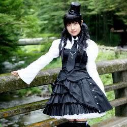 subcultura goth este o �n multe ea a �n marea britanie, la �nceputul anilor 80, �n sfera gothic