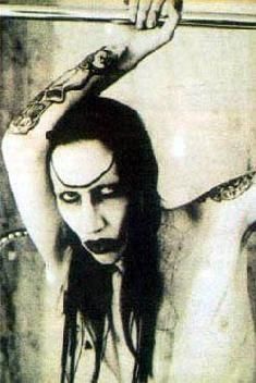 marilyn manson, al carui nume real este brian hugh warner, s-a nascut pe 5 ianuarie 1969, in canton,